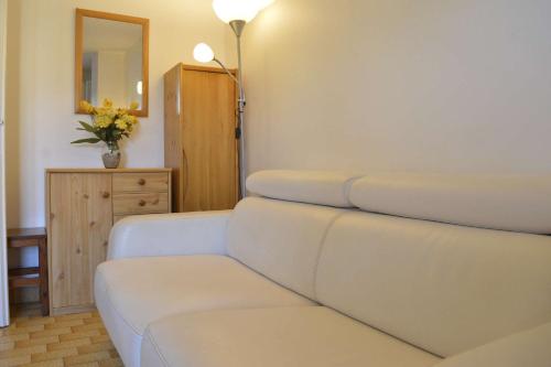 - un salon avec un canapé blanc et un miroir dans l'établissement Appt Studio 3 couchages CAP D 'AGDE CT530-011, au Cap d'Agde