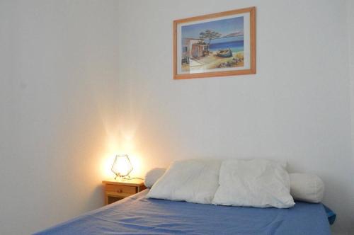 une chambre avec un lit et un tableau au mur dans l'établissement Appt 2 pièces 4 couchages CAP D'AGDE CT660-013, au Cap d'Agde
