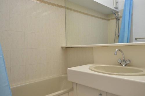 une salle de bain avec un lavabo, un miroir et une baignoire dans l'établissement Appt 2 pièces 4 couchages CAP D'AGDE CT660-013, au Cap d'Agde
