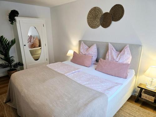 Postel nebo postele na pokoji v ubytování Ferienwohnung Seeloft mit Balkon und Seeblick