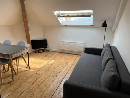 un salon avec un canapé et une table dans l'établissement Magnifique 40 m2 très lumineux, calme, la mer et le centre ville tout à pieds, à Villers-sur-Mer