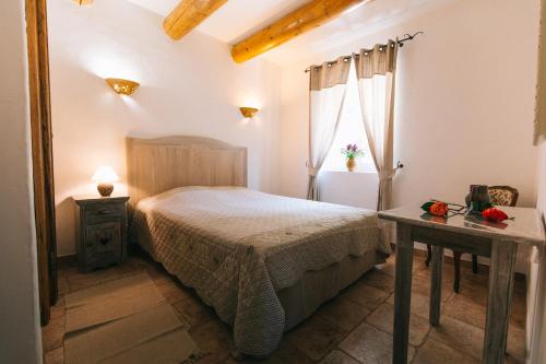 une chambre avec un lit, une table et une fenêtre dans l'établissement Location vacances maison piscine LIOUX LS2-92, à Lioux