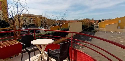 d'un balcon avec une table, des chaises et une rue. dans l'établissement Sala P, à Valras-Plage