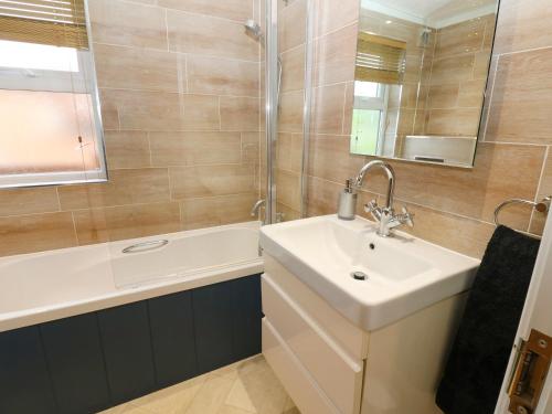 a bathroom with a sink and a shower and a tub at Finnbars Lodge in Richmond