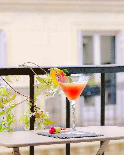 une boisson dans un verre assis sur une table dans l'établissement Nuage, à Paris