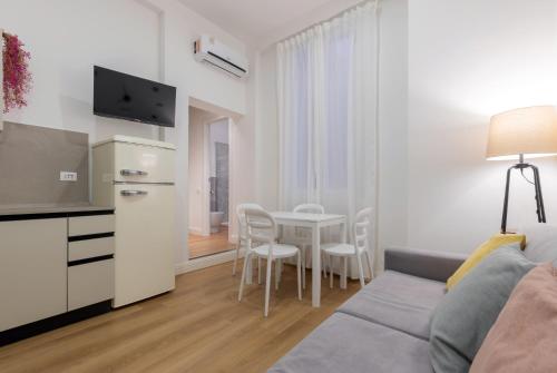 a living room with a couch and a table at Casa Magenta a 4 minuti dalla metro WIFI & AC in Milan