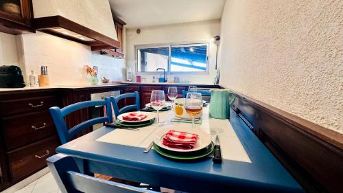 une table avec des assiettes de nourriture et des verres dessus dans l'établissement Villa Camélia YourHostHelper, à Balaruc-les-Bains