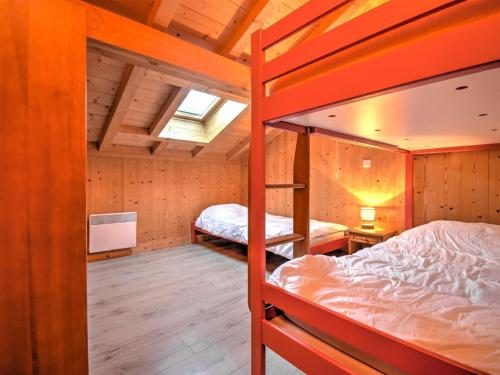 - une chambre avec 2 lits superposés dans une cabine dans l'établissement Chalet Moderne 91m² à Morzine, Proche Navettes et Remontées, Quartier Calme - FR-1-524-22, à Morzine