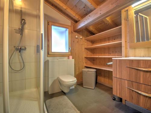 une salle de bain avec une douche, des toilettes et un lavabo dans l'établissement Chalet Moderne 91m² à Morzine, Proche Navettes et Remontées, Quartier Calme - FR-1-524-22, à Morzine