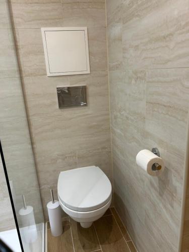 Kamar mandi di GoldNest