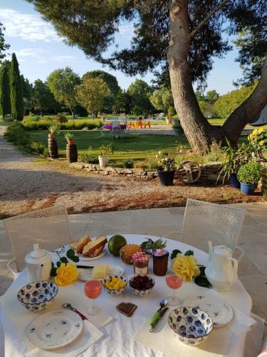 une table avec des assiettes de nourriture dessus dans l'établissement Bastide des Calades, à Lançon-Provence
