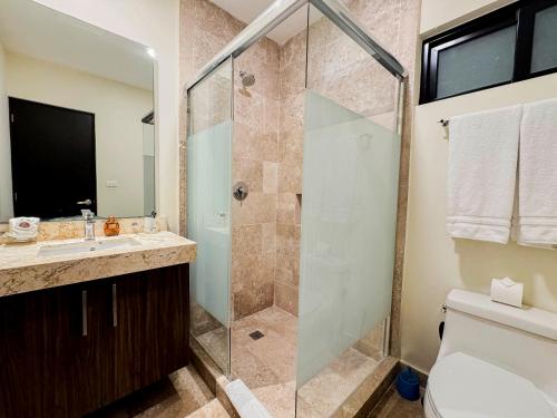 Koupelna v ubytování Stylish 2Bed,2Bath-Condo Near Beach - 6 Guests