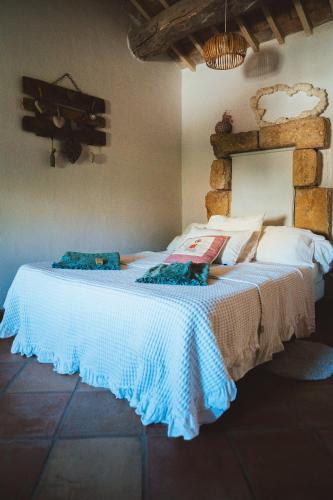 - une chambre avec un lit et une couverture blanche dans l'établissement Bastide des Calades, à Lançon-Provence