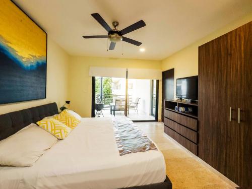 Postel nebo postele na pokoji v ubytování Stylish 2Bed,2Bath-Condo Near Beach - 6 Guests