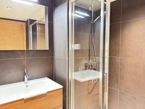 une salle de bain avec un lavabo et une douche dans l'établissement Les Gets: Apt 4-6pers, centre, proche pistes, terrasse, wifi, parking - FR-1-623-317, aux Gets