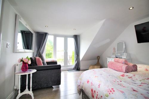 Postel nebo postele na pokoji v ubytování Berwick - Norham - 3 Bedrooms 2 Bathrooms - Stunning Walks and Views - Dog Friendly - Balcony - Log Fire - Private Garden - Off Street Parking - Quiet Rural Location - Fast Wifi