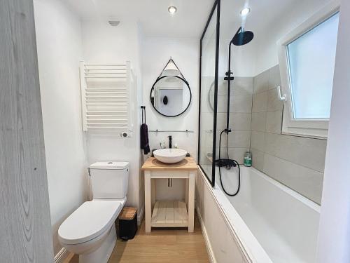 Un baño con inodoro, lavabo y ducha. en Riviera-King-Studio, en Villefranche-sur-Mer