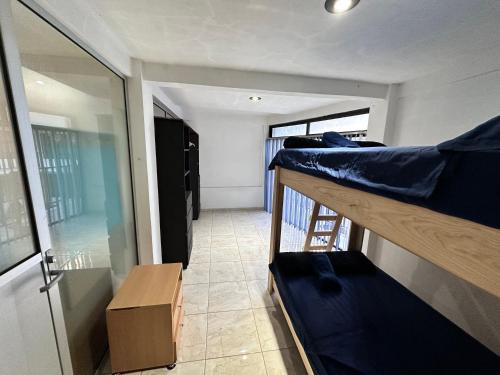 a room with two bunk beds and a window at Suite #1B Cerca de autopista Mex-Qro. in Cuautitlán Izcalli