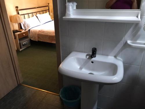 Phòng tắm tại MIRABEAU HOTEL BELLAGIO camera Economy per Famiglie o gruppi, con 4 posti Letto