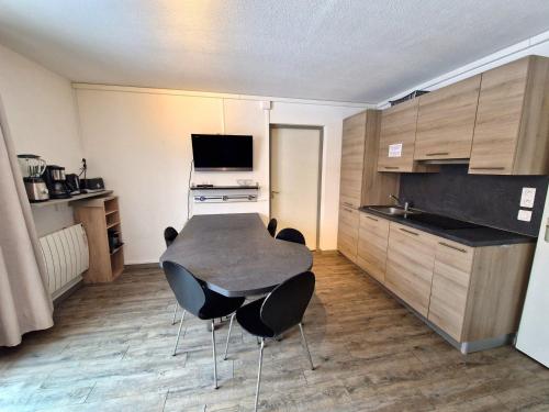 Photo de la galerie de l'établissement Appartement rénové 6 pers au cœur de Valfréjus - FR-1-265-373, à Modane