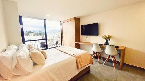 a bedroom with a large bed and a large window at Vista unica y cerca al mall in Armenia