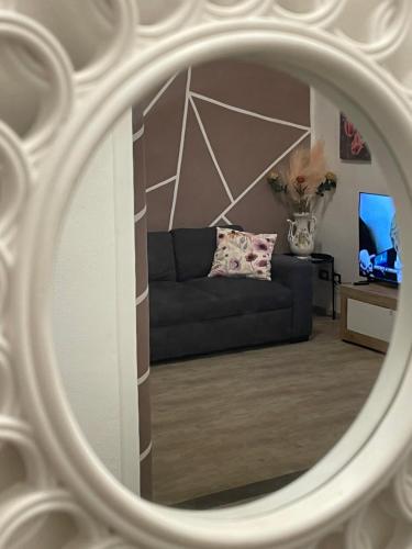 a mirror reflection of a couch in a living room at La dimora di Sandy in Viterbo