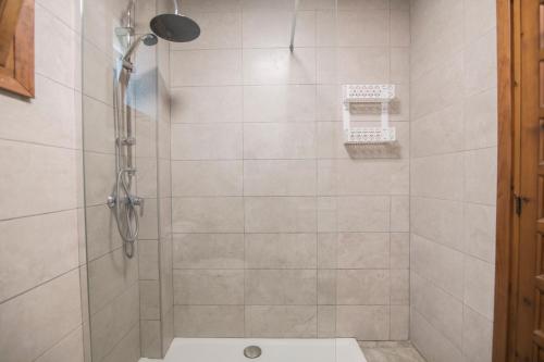 Un baño con ducha y WC. en Chalet Piscina Urbanización De Lujo Cerca Del Mar, en Valencia