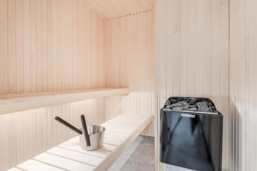 a small sauna with a trash can in it at Bastuvallen - Ramundberget in Bruksvallarna