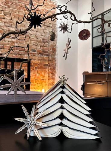 a christmas tree made out of books on a table at ALTE SCHULE WITTENBERG, 3 Ferienwohnungen für bis zu 12 Personen, an der Elbe, mit Garten in Lutherstadt Wittenberg
