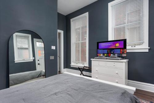 Ein Bett oder Betten in einem Zimmer der Unterkunft Flats on Front - Riverfront Gem Fast Wi-Fi 1F