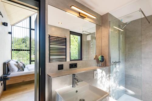 ein Badezimmer mit Waschbecken und Dusche in der Unterkunft 1Step2AllStars Baumhaus in Wuppertal