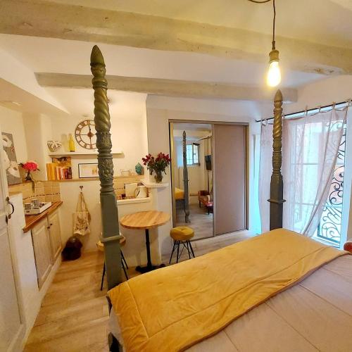 une chambre avec un lit et une table dans une pièce dans l'établissement Love Room avec Spa Privatif Monaco, à Roquebrune-Cap-Martin