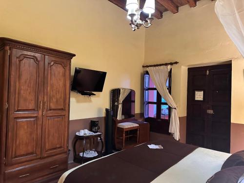 Una televisión o centro de entretenimiento en Santa Elena Hotel Boutique