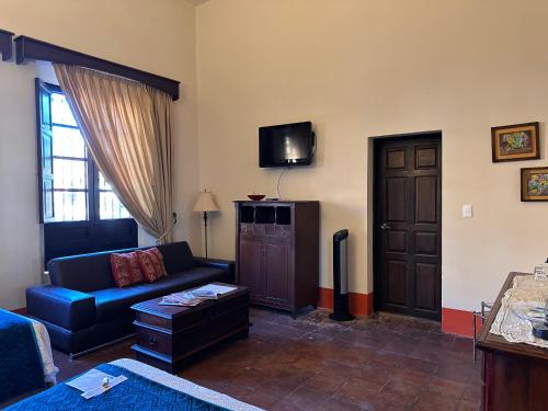 Una televisión o centro de entretenimiento en Santa Elena Hotel Boutique