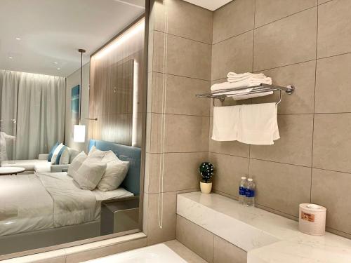 Ένα ή περισσότερα κρεβάτια σε δωμάτιο στο Luxury apt in A la cart residence - walk to Marina beach