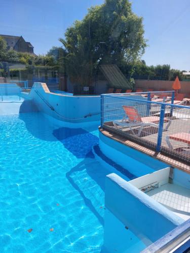 un toboggan aquatique dans une piscine dans l'établissement Mobilhome à cancale, à Cancale