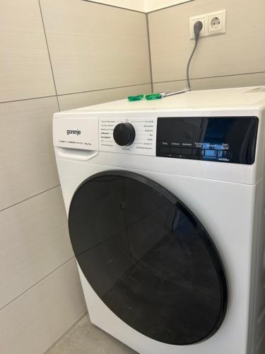 a white microwave sitting on top of a washing machine at Zentrale Lage Netflix in Bruchsal