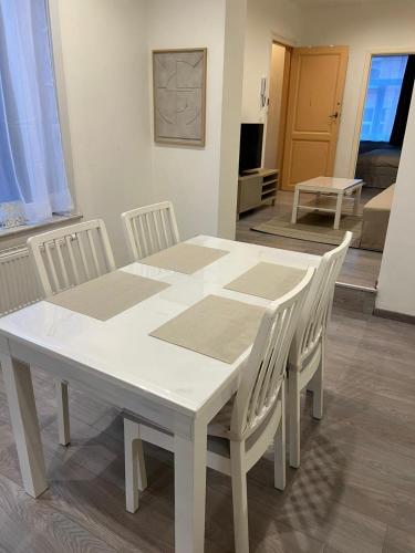 Televisyen dan/atau pusat hiburan di Appartement confortable avec garage premier étage sans terrasse