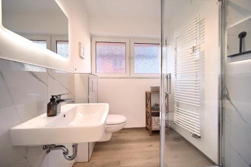 Ένα μπάνιο στο WARMSTAY I Ferienunterkunft mit Balkon I Key-Box Check-In