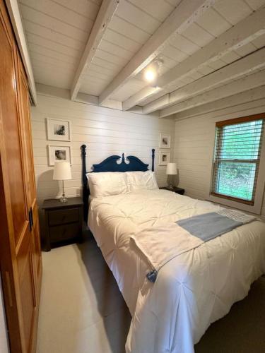 a bedroom with a large bed in a room at Eagles Bluff Cottage in Eastport