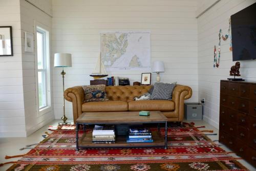 Ruang duduk di Eagles Bluff Cottage
