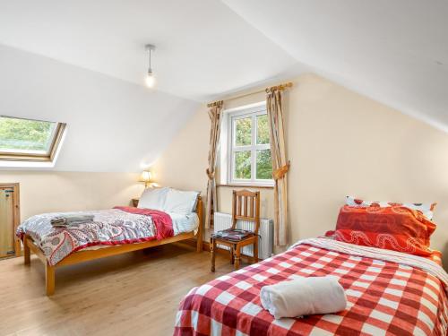 une chambre avec deux lits et une fenêtre dans l'établissement Lough Mask Fishing Cottage, à Ballinrobe