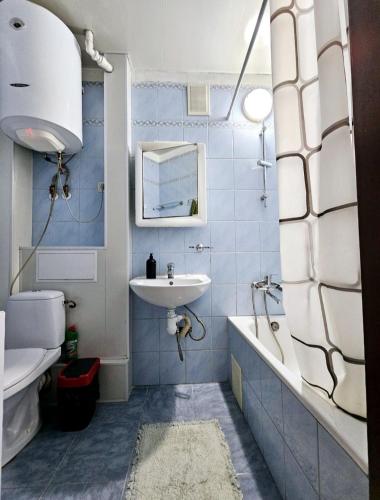 a bathroom with a sink and a tub and a toilet at 2 комнатная квартира, раздельные комнаты, Леся Украинки 21, пр А Поля, госпиталь in Dnipro