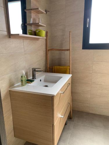 une petite salle de bain avec un lavabo et une fenêtre dans l'établissement Villa des Chênes, à Figari