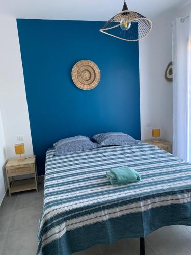 - une chambre bleue dotée d'un lit avec un mur bleu dans l'établissement Villa des Chênes, à Figari
