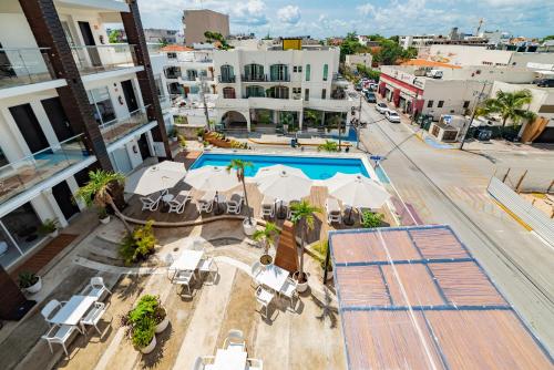 an overhead view of a pool with tables and umbrellas at Cache Hotel Boutique - Adults Only in Playa del Carmen