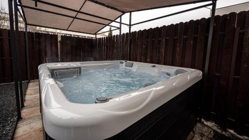 ブラショヴにあるJacuzzi Oasis Suiteの大きなバスタブ(青い水付)