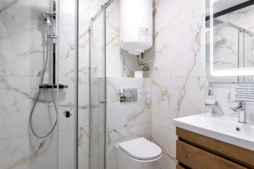 a bathroom with a shower and a toilet and a sink at Готельний комплекс Парламент, Яблуниця in Yablunytsya