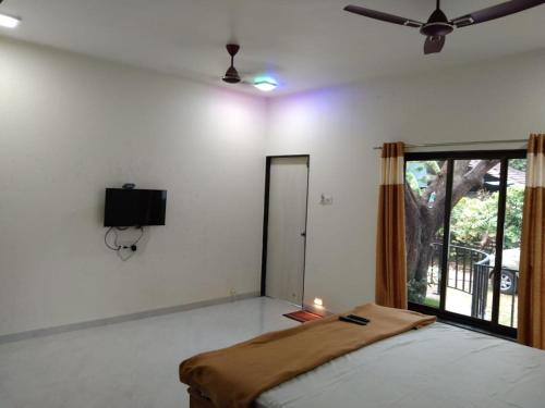 Ένα ή περισσότερα κρεβάτια σε δωμάτιο στο Anand Homestay