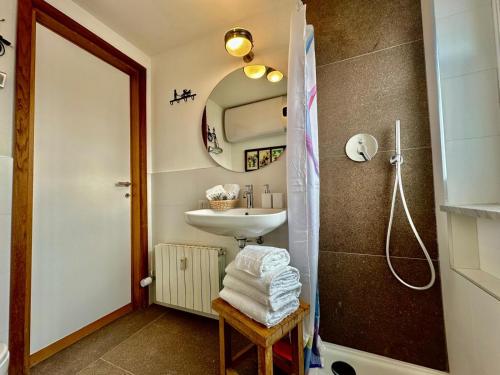 ein Badezimmer mit Waschbecken und Dusche in der Unterkunft MCX Vacation Rental - Maison Cian, Appartamento con balconi panoramici nel cuore di Breuil Cervinia in Breuil-Cervinia